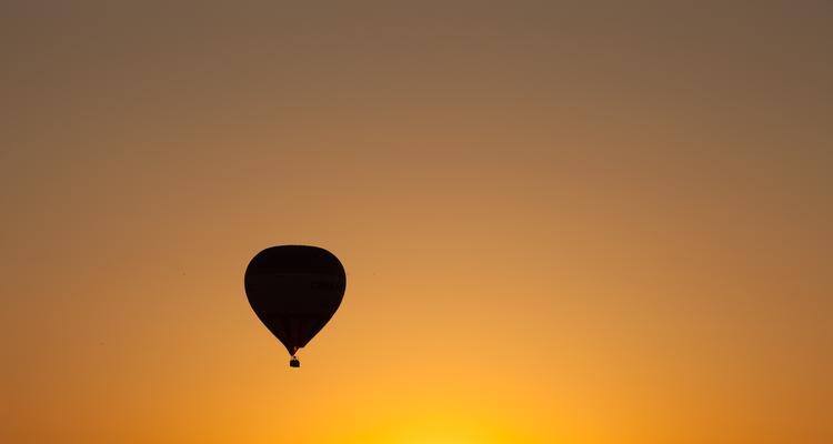 徜徉天际，探索世界——以夕阳热气球阵容为主题的游戏体验（一览众山小）